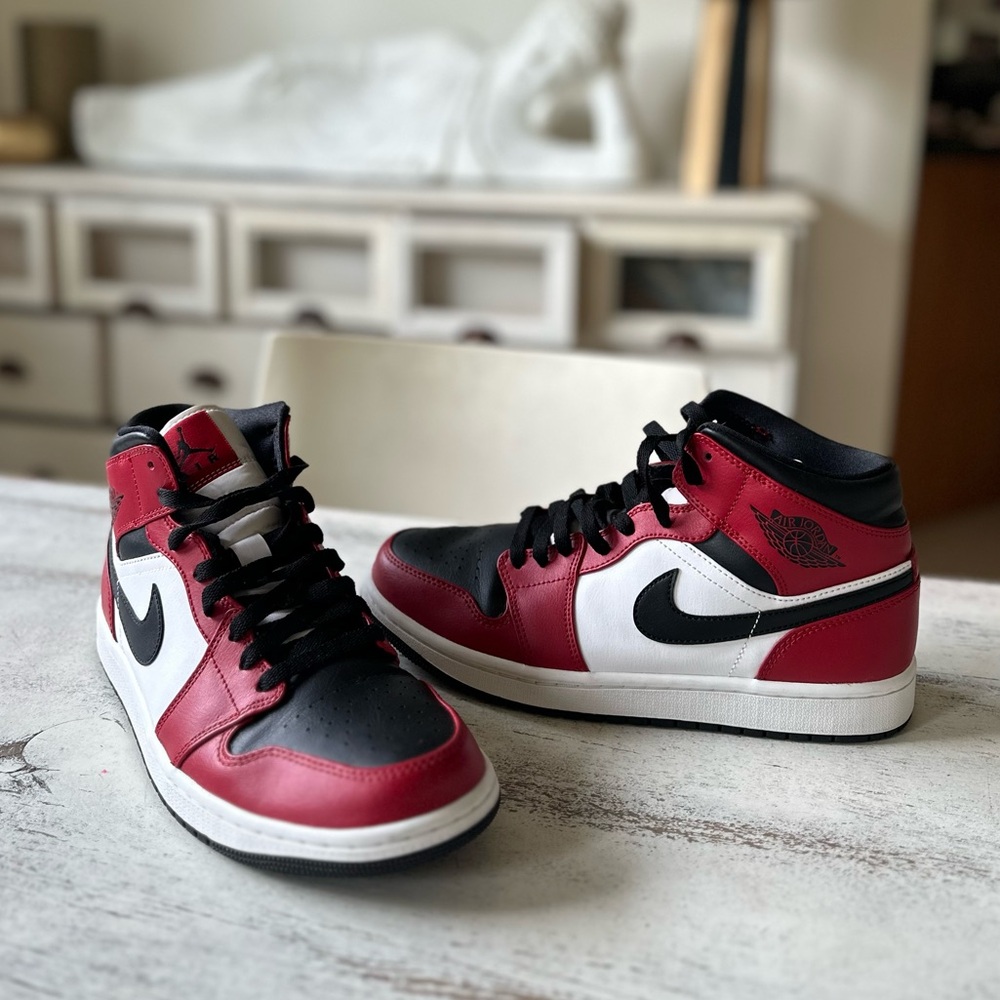 Air Jordan 1 Mid Chicago Toe size US 8.5 men